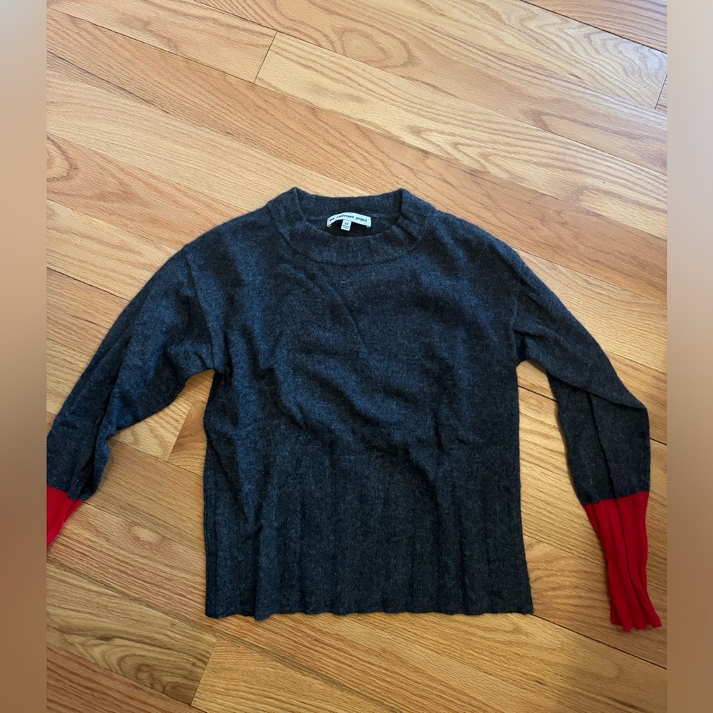 Cropped Cashmere grey sweater with red arm section